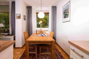 een keuken met een houten tafel en stoelen in een kamer bij Ferienwohnung zum Harzburger Stern in Bad Harzburg