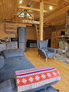 - un salon avec un canapé et une chaise dans l'établissement Cozy Cottage Feel Free continental, à Didi Ateni