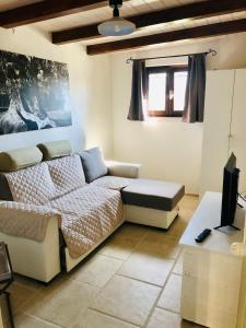 un soggiorno con un letto e un divano di Trullo Rinaldi - Private Pool and Sauna a Castellana Grotte