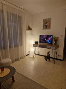 TV a/nebo společenská místnost v ubytování Appartement 4 personnes