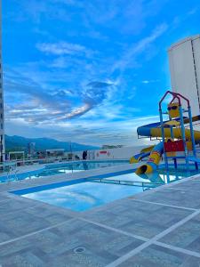 una piscina en la parte superior de un crucero en Habitación Deluxu con piscina, en Ibagué