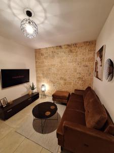 ein Wohnzimmer mit einem Sofa und einem TV in der Unterkunft City Garden in Sparta