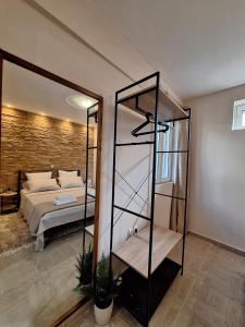 ein Schlafzimmer mit einem Bett und einem großen Spiegel in der Unterkunft City Garden in Sparta