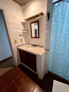 un baño con lavabo y espejo en Bianca Colomba, en La Paloma