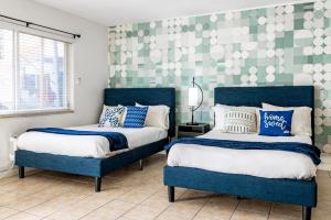 A bed or beds in a room at Pool Christmas Getaway Dania Beach 5 min walk