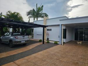 a car parked in front of a house at POUSADA CITRINO in Ametista do Sul