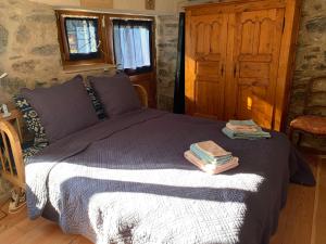 1 dormitorio con 1 cama con 2 toallas en Tournicolette - 52 m2 charme fou, en Chardonne