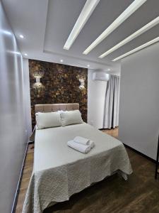 Un dormitorio con una cama con dos toallas encima. en POUSADA CITRINO, en Ametista do Sul