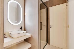 uma casa de banho com um lavatório e um espelho em Brand New Home in the Heart of Latin Quarter em Paris