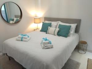- une chambre avec un lit et des serviettes dans l'établissement Cais das Pedras Pátio Apartment, à Porto