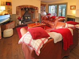 sala de estar con 2 sofás y chimenea en 3 Bed in Whitley Bay CN011, en Backworth