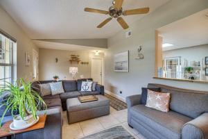 Posezení v ubytování Lovely Merritt Island Home with Kayak and Fire Pit!