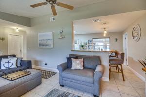 Posezení v ubytování Lovely Merritt Island Home with Kayak and Fire Pit!
