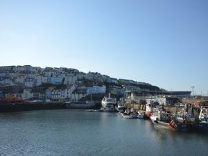 a group of boats are docked in a harbor at 3 Bed in Brixham BX078 in Brixham