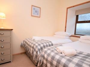 Giường trong phòng chung tại 3 Bed in Corriecravie CA099