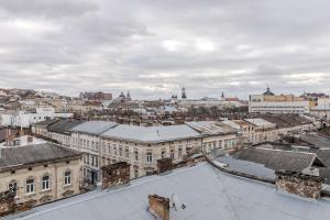 - une vue sur la ville depuis le toit d'un bâtiment dans l'établissement InshiApartments on Hazova str 6, à Lviv