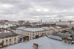 une vue d'une ville depuis le toit d'un immeuble dans l'établissement InshiApartments on Hazova str 6, à Lviv