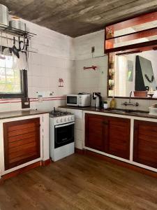 una cocina con estufa y microondas en Bianca Colomba, en La Paloma