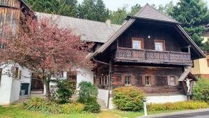 uma casa de madeira com uma varanda ao lado em Ferienhütte Panoramablick 