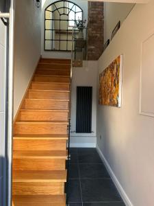 una escalera en una casa con suelo de madera en Central Warwick, Free Parking and Roof Terrace, en Warwick