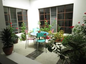 SonsónにあるHotel Tahamiのパティオ(テーブル、椅子、植物付)