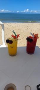 - deux cocktails assis sur une table à la plage dans l'établissement Villa Saudade, à Porto Seguro