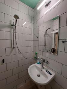 布爾加斯的住宿－Студио Тони，白色的浴室设有水槽和镜子