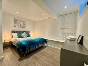 a bedroom with a bed and a desk at BL 1 Bedroom Apartment, Town Centre, Secure gated parking option, Modern, fresh and spacious living, Netflix ready TV, Wifi in Wellingborough