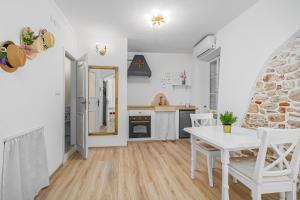eine Küche und ein Esszimmer mit einem Tisch und Stühlen in der Unterkunft Primavera Deluxe studio apartment in Rovinj