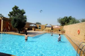 Bazén v ubytování Hotel Golden Haveli nebo v jeho okolí
