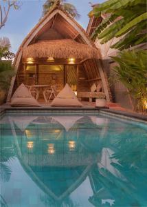 un complexe avec une piscine en face d'une maison dans l'établissement Villa Palma Gili Meno - Private Pool, à Gili Meno
