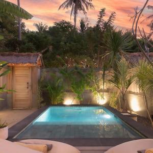 uma piscina no meio de um jardim em Villa Palma Gili Meno - Private Pool em Gili Meno