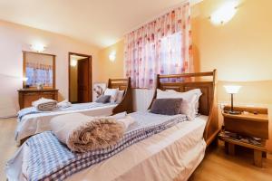 two beds in a room with at Просторна вила с впечатляващ изглед в централен Балкан in Kravenik
