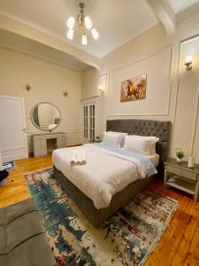 um quarto com uma cama grande e um tapete em Yacoubian Suites no Cairo