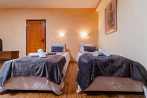 Zimmer mit 2 Betten und einer Tür in der Unterkunft Просторна вила с впечатляващ изглед в централен Балкан in Kravenik