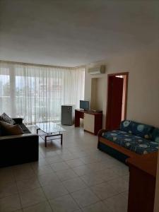 een woonkamer met een bank en een salontafel bij Sem.hotel -Afrikana in Sveti Vlas