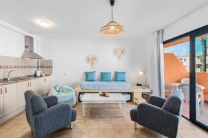 een woonkamer met een bed en een tafel bij O7 Aloe Corralejo in Corralejo