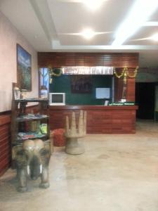 een kamer met een olifant in een kamer bij New Ozone Resort & Spa in Koh Lanta