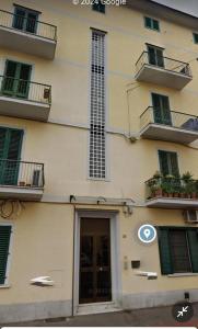 een gebouw met een deur en een bord erop bij Palm Tree Room 1 in Prato
