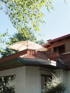 a balcony with an umbrella on top of a house at App Carolina in Creazzo