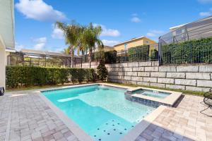 uma piscina em frente a um edifício em Magic Mirage em Orlando