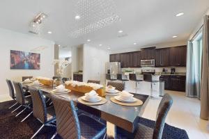 uma cozinha e sala de jantar com mesa e cadeiras em Magic Mirage em Orlando