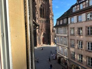 una ventana de un edificio con vistas a la catedral en Carré or au pied de la Cathédrale, en Estrasburgo