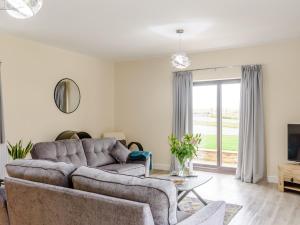 a living room with a couch and a tv at 2 bed in Hamsterley 80004 in High Etherley