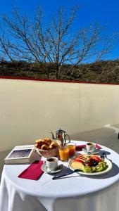 un tavolo con un piatto di cibo e un portatile di Bicis & Vacas a La Pola de Gordón
