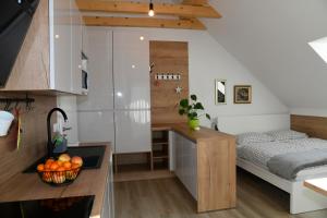 una piccola camera da letto con un letto e una scrivania di Apartments Ajda a Bohinj