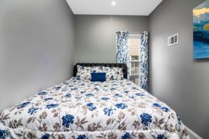 een slaapkamer met een bed met een blauw en wit dekbed bij Cozy 1 bedroom Apartment Sleeps 2-3 in Niagara Falls