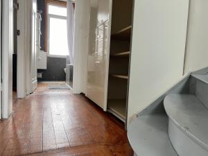 pasillo con armario y suelo de madera en Maison 5 chambres proche toutes commodités, en Roubaix