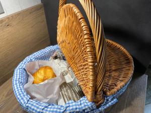 einen Korb mit einer Orange in einer Tasche in der Unterkunft Moho Nat’ure Tiny-house in Saint-Nabord