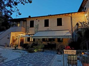 un edificio con un patio di fronte di Il Ciottone a Nocera Umbra